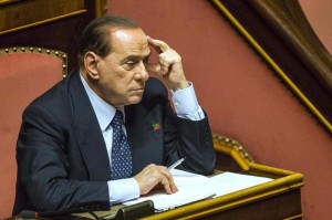 Silvio Berlusconi nel suo seggio al Senato